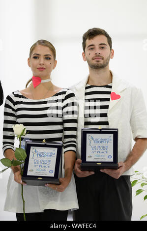 Alexandra NAZAROVA & Maxim NIKITIN, à partir de l'Ukraine, au prix, ils ont classé 3ème en danse sur glace au cours de la Lombardia Trophy, au Palaghiaccio IceLab le 15 septembre 2019 à Bergame, Italie. Credit : Raniero Corbelletti/AFLO/Alamy Live News Banque D'Images
