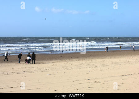 La plage de Scheveningen en Hollande, l'étendue de sable les plus populaires en Hollande. C'est un endroit idéal pour marcher, prendre le soleil et la baignade, ainsi que le surf. Banque D'Images