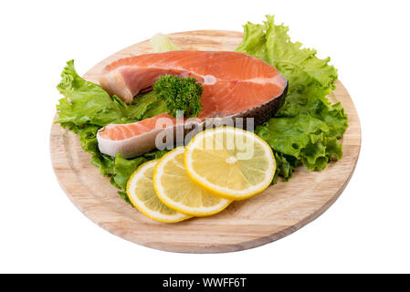 Pavé de saumon cru sur la planche en bois isolé sur blanc avec clipping path Banque D'Images