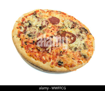 Des classic original italien Pizza au Pepperoni, isolé sur fond blanc Banque D'Images
