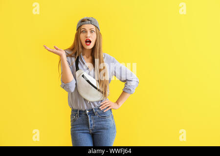 Jeune femme choqué sur un fond de couleur Banque D'Images