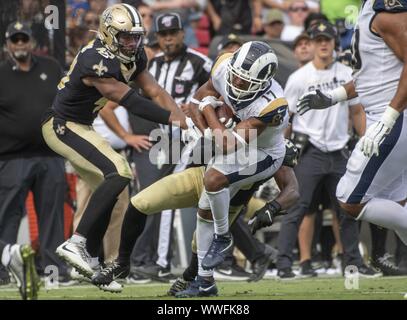 Los Angeles, United States. 15 Sep, 2019. Los Angeles Rams receveur Robert Woods (17) bat un passage devant New Orleans Saints sécurité libre de Marcus Williams (43) au Los Angeles Memorial Coliseum de Los Angeles, Californie le dimanche, 15 Septembre, 2019. Les Béliers défait les Saints 27 - 9 pour ouvrir leur saison. Photo de Michael Goulding/UPI UPI : Crédit/Alamy Live News Banque D'Images