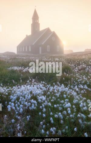 Foggy matin d'été au Groenland. Le pittoresque village d''Ilulissat Groenland sur la mer. Ancienne église en bois à Ilulissat, au Groenland. Banque D'Images