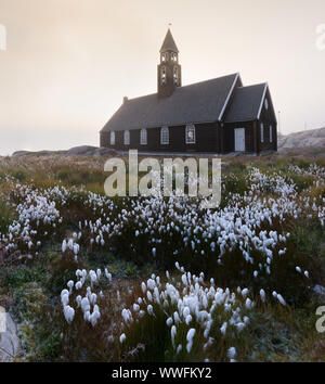 Foggy matin d'été au Groenland. Le pittoresque village d''Ilulissat Groenland sur la mer. Ancienne église en bois à Ilulissat, au Groenland. Banque D'Images