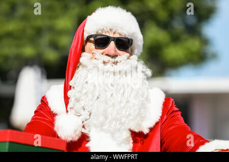 Cool Santa Claus avec des dons de resort Banque D'Images