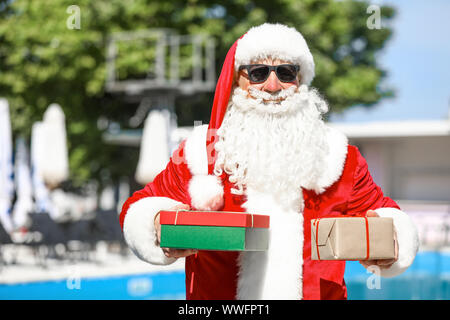 Cool Santa Claus avec des dons de resort Banque D'Images