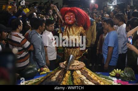 Katmandou, Népal. 15 Sep, 2019. Un danseur masqué, Lakhey se produit devant amaybaji «' offerts par les gens dans la célébration de l'Indrajatra festival à Katmandou, (Photo par Archana Shrestha/Pacific Press) Credit : Pacific Press Agency/Alamy Live News Banque D'Images