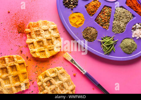 La composition créative avec gaufres et d'épices sur un fond de couleur Banque D'Images