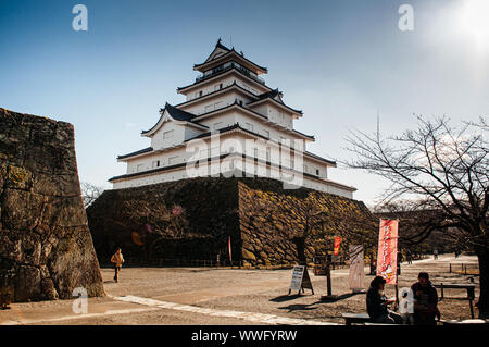 DEC 4, 2018 d'Aizu Wakamatsu, JAPON - Aizu Wakamatsu Château Tsuruga et ancien mur de pierre contre la lumière du soleil chaude. Seigneur Samouraï Fukushima fortess à Edo Banque D'Images