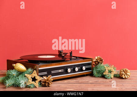 Retro player avec un décor de Noël sur la table en bois Banque D'Images