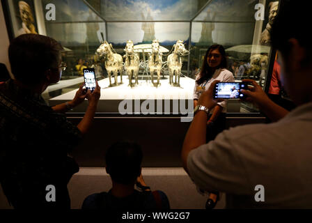 Bangkok, Thaïlande. 15 Sep, 2019. Vu les visiteurs lors de l'exposition de Qin Shi Huang, le Premier Empereur de Chine et de terre cuite au Musée National de la Thaïlande à Bangkok.La présentation de la grande exposition intitulée ' Qin Shi Huang, le Premier Empereur de Chine et des guerriers en terre cuite marque un phénomène sans précédent à l'arène. musée Thaï Ils font équipe recueillir 86 points d'importants artefacts (133 pièces) de plus de 2 200 ans à partir de 14 grands musées en Chine, et tous les objets désuets sont au Musée National de la Thaïlande. Credit : SOPA Images Limited/Al Banque D'Images