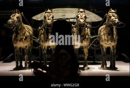 Bangkok, Thaïlande. 15 Sep, 2019. Vu les visiteurs lors de l'exposition de Qin Shi Huang, le Premier Empereur de Chine et de terre cuite au Musée National de la Thaïlande à Bangkok.La présentation de la grande exposition intitulée ' Qin Shi Huang, le Premier Empereur de Chine et des guerriers en terre cuite marque un phénomène sans précédent à l'arène. musée Thaï Ils font équipe recueillir 86 points d'importants artefacts (133 pièces) de plus de 2 200 ans à partir de 14 grands musées en Chine, et tous les objets désuets sont au Musée National de la Thaïlande. Credit : SOPA Images Limited/Al Banque D'Images