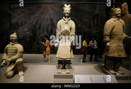 Bangkok, Thaïlande. 15 Sep, 2019. Vu les visiteurs lors de l'exposition de Qin Shi Huang, le Premier Empereur de Chine et de terre cuite au Musée National de la Thaïlande à Bangkok.La présentation de la grande exposition intitulée ' Qin Shi Huang, le Premier Empereur de Chine et des guerriers en terre cuite marque un phénomène sans précédent à l'arène. musée Thaï Ils font équipe recueillir 86 points d'importants artefacts (133 pièces) de plus de 2 200 ans à partir de 14 grands musées en Chine, et tous les objets désuets sont au Musée National de la Thaïlande. Credit : SOPA Images Limited/Al Banque D'Images