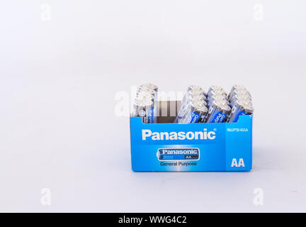 Alberton, Afrique du Sud - une boîte de taille AA batteries Panasonic à usage général isolé sur fond blanc avec l'image copy space Banque D'Images