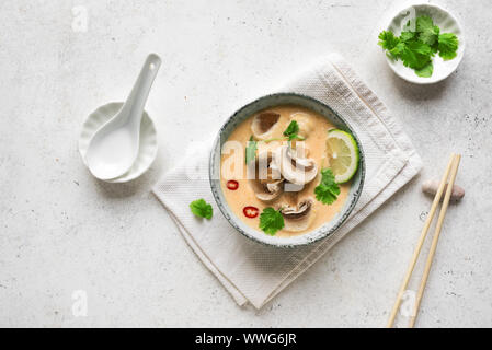 Soupe Tom Kha Gai, vue du dessus, copiez l'espace. Asiatique traditionnel thaï au lait de coco Épicé - Soupe Tom kha gai. Banque D'Images