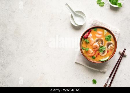 Soupe Tom Yum Kung, vue du dessus, copiez l'espace. Asiatique traditionnel thaï au lait de coco épicé aux crevettes - soupe tom yam. Banque D'Images