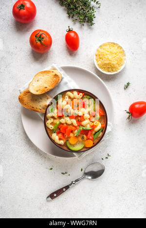 Soupe minestrone. Soupe de légumes avec des pâtes Italiennes sur fond blanc, vue du dessus, copiez l'espace. Végétarien végétalien sain repas saisonniers, des minestr Banque D'Images