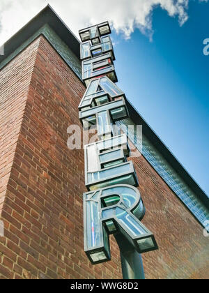 New York, USA - 3 juin 2019 : Théâtre Vertical signe avec ciel bleu en arrière-plan, près de temps hors marché dans Dumbo, Brooklyn Banque D'Images