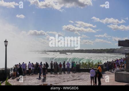 Les touristes qui visitent Niagara Falls/Ontario/Canada Banque D'Images