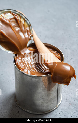 Dulce de leche, caramel de lait condensé dans une boîte en fer-blanc Banque D'Images