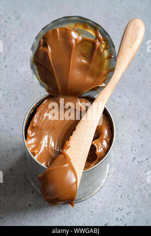 Dulce de leche, caramel de lait condensé dans une boîte en fer-blanc Banque D'Images