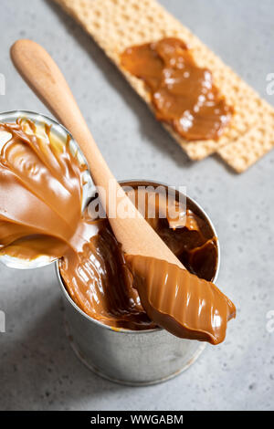 Dulce de leche, caramel de lait condensé dans une boîte en fer-blanc Banque D'Images