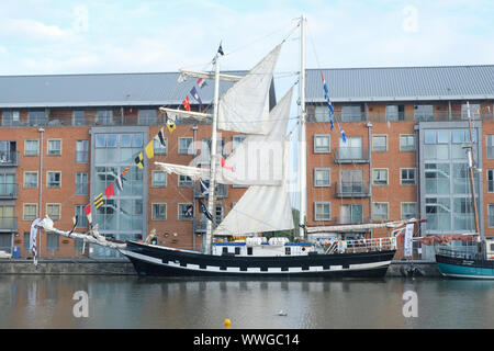 Les scènes dans le bassin principal de Gloucester Docks dans le sud de l'Angleterre pendant la Tall Ships Festival 2019 Banque D'Images