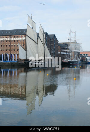 Les scènes dans le bassin principal de Gloucester Docks dans le sud de l'Angleterre pendant la Tall Ships Festival 2019 Banque D'Images