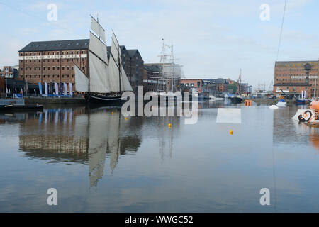 Les scènes dans le bassin principal de Gloucester Docks dans le sud de l'Angleterre pendant la Tall Ships Festival 2019 Banque D'Images