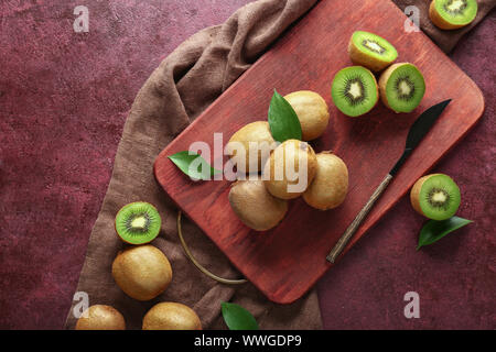 Avec planche à découper kiwi savoureux sur la table Banque D'Images