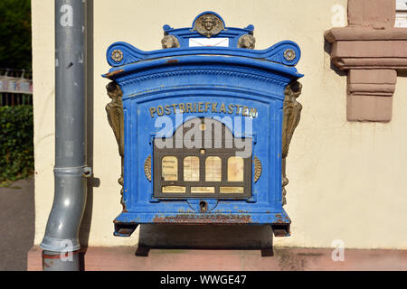 Heidelberg, Allemagne - Septembre 2019 : deux répliques d'un poste public historique bleu fort de 1896 Banque D'Images