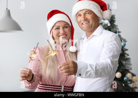 Mature Woman with Christmas cierges à la maison Banque D'Images