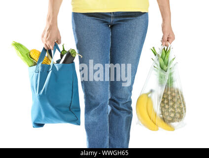 Femme avec les fruits et légumes frais dans des sacs sur fond blanc, libre. Ecology concept Banque D'Images