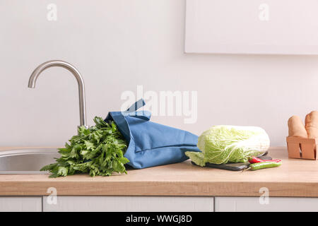 Sac écologique avec des produits frais sur le comptoir de cuisine Banque D'Images