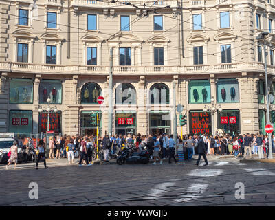 Piazza Cordusio, Milan, Italie - 13 septembre, 2019 rassemble les foules devant le nouveau magasin Uniqlo l'attente d'ouvrir les portes. Banque D'Images