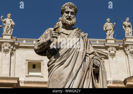 Fra : le Vatican. La Basilique de Saint Pierre. saint statue Petrus et d'autres apôtres GER : Vatikan. Petersdom. Statuen heiliger Petrus und andere Apostel Banque D'Images