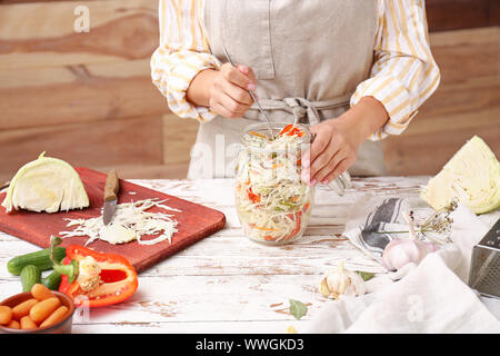 Femme comment préparer les légumes pour la fermentation à table, gros plan Banque D'Images