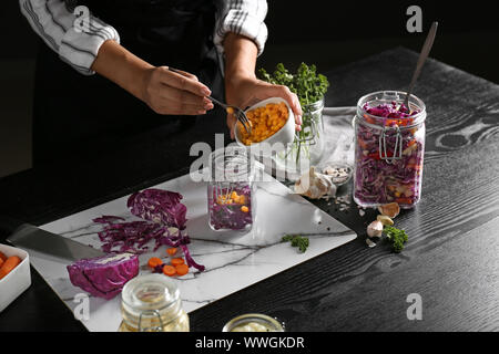 Femme comment préparer les légumes pour la fermentation à table, gros plan Banque D'Images