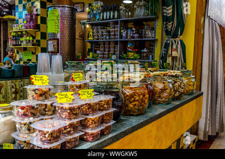 Boutique d'écrous. Marché Narbonne en août 2013. France Banque D'Images