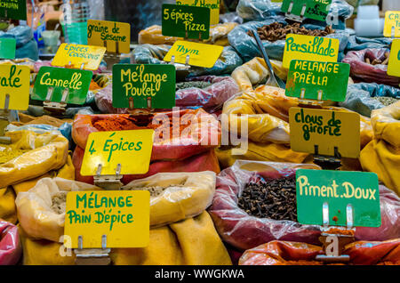 Sacs de différentes épices, mélanger, poivre, cannelle, sésame. Marché Narbonne en août 2013. France Banque D'Images