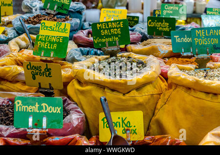 Sacs de différentes épices, mélange de salade sweet paprika, le paprika. Marché Narbonne en août 2013. France Banque D'Images