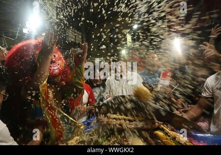 Katmandou, Népal. 15 Sep, 2019. Un danseur masqué, Lakhey se produit devant amaybaji «' offerts par les gens dans la célébration de l'Indrajatra festival à Katmandou, Népal, 15 septembre 2019. Les huit jours du festival est de marquer la fin de la mousson. Credit : Sunil Sharma/Xinhua Banque D'Images