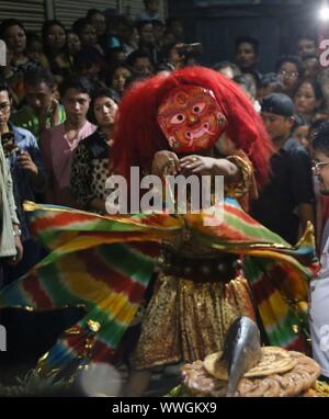 Katmandou, Népal. 15 Sep, 2019. Un danseur masqué Lakhey se produit devant amaybaji «' offerts par les gens dans la célébration de l'Indrajatra festival à Katmandou, Népal, 15 septembre 2019. Les huit jours du festival est de marquer la fin de la mousson. Credit : Sunil Sharma/Xinhua Banque D'Images