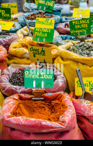 Sacs de différentes espèces, de la paella, mélanger le paprika doux, de girofle. Marché Narbonne en août 2013. France Banque D'Images