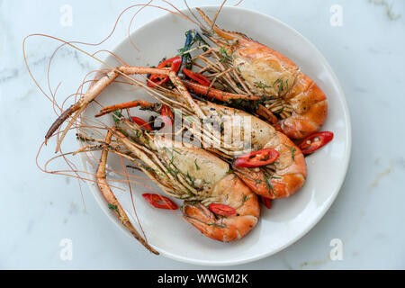 Poêlée de langoustines à l'ail et fines herbes dans la plaque, Close up, Thaïlande Banque D'Images