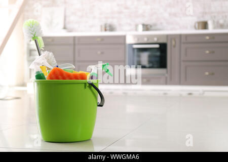 Ensemble de produits de nettoyage dans la cuisine Banque D'Images