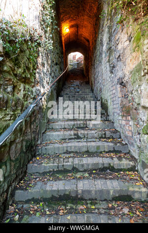 Vue vers le haut d'étapes menant à travers un tunnel vers l'Église d'Ironbridge, Shropshire, Angleterre Banque D'Images