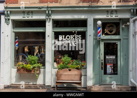 La boutique colorée façade de Blokes barbershop et gentleman's emporium avec boîtes à fleurs et de banc en bois, à 151 N 3e st, Vieille Ville, Philadelphie Banque D'Images