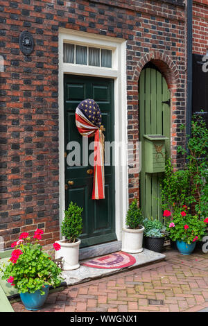 Décorées dans un porte patriotiquement Elfreth's Alley en préparation de la fête annuelle célébrant la plus ancienne rue habitée en permanence aux États-Unis Banque D'Images