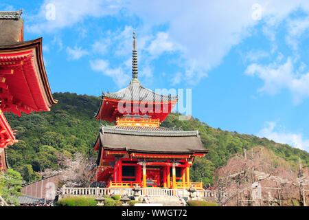 Pavilion dans le célèbre Temple Kiyomizu-dera (Eau Propre Temple), temps de printemps à Kyoto, Japon Banque D'Images